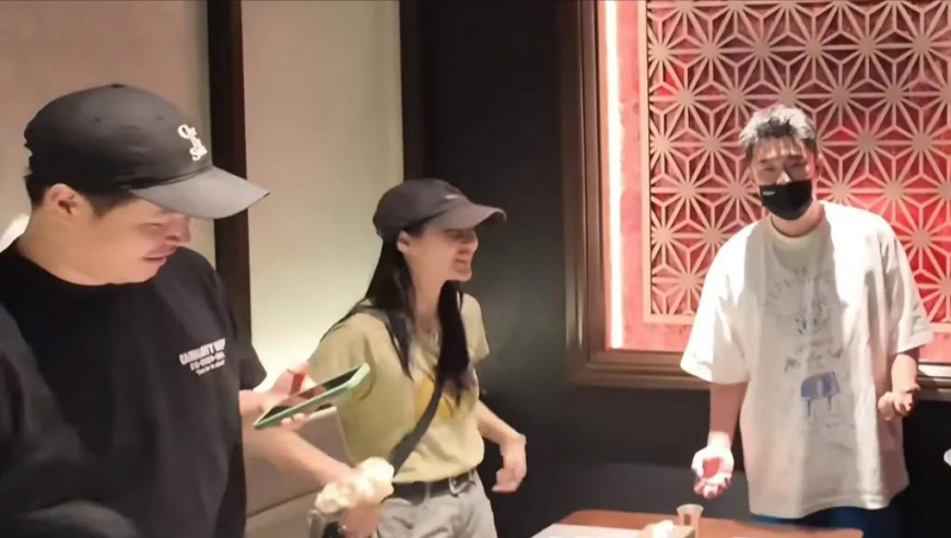 澳门正版免费资料大全新闻,女子花13000买金手镯是镀金,准确资料解释落实_正式版V1.46